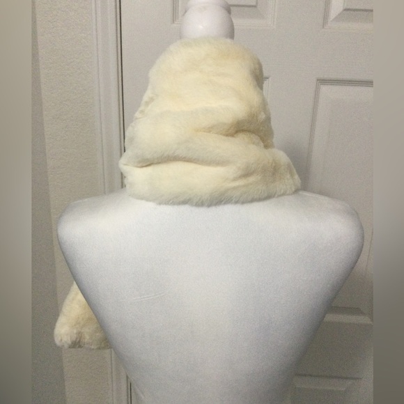 Apparis Bambi Pull Through Faux Fur Scarf - Picture 3 of 16